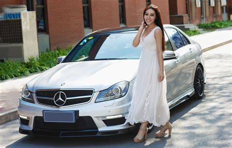 Обои взгляд Девушки Mercedes азиатка красивая девушка белый авто