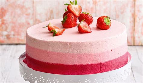 Getoppt werden die kuchen mit fein gehackten pistazien, die mit ihrer grünen farbe und ihrem butterartigen aroma das rezept noch besser machen. Muttertag: Rezepte für Kuchen und Torten | Torten selber ...