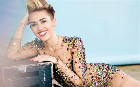 Spotted Miley Cyrus Kisses Victoria S Secret Model Lifestyle News