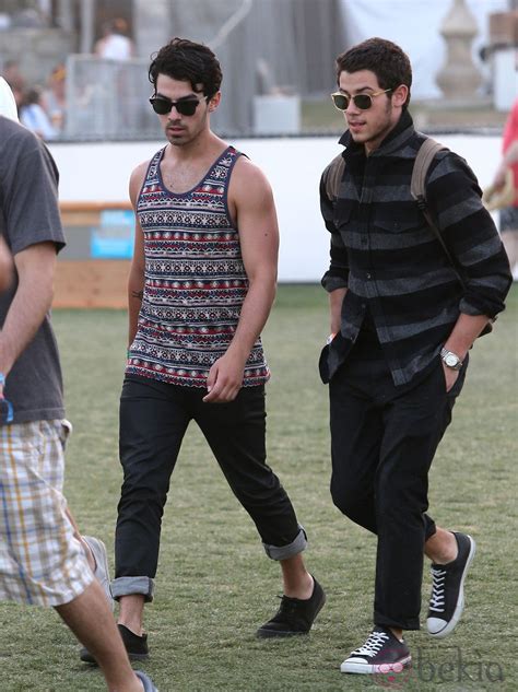 Joe Y Nick Jonas En El Festival De Coachella 2013 Foto En Bekia