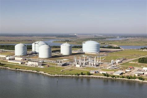 Kinder Morgan Sells Stake In Georgia Lng Facility For 565 Million