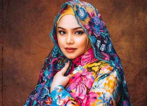 Born 11 january 1979) is a malaysian singer, songwriter, actress and businesswoman with more than 300 local and international awards. Dato' Sri Siti Nurhaliza Merilis Video Clip Spesial, Kuasa ...