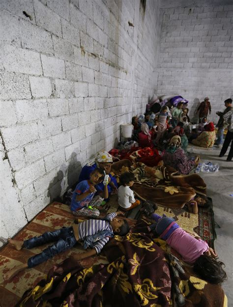 Rifugiati Siriani Al Confine Turco In Fuga Dall Isis E Dalla Guerra