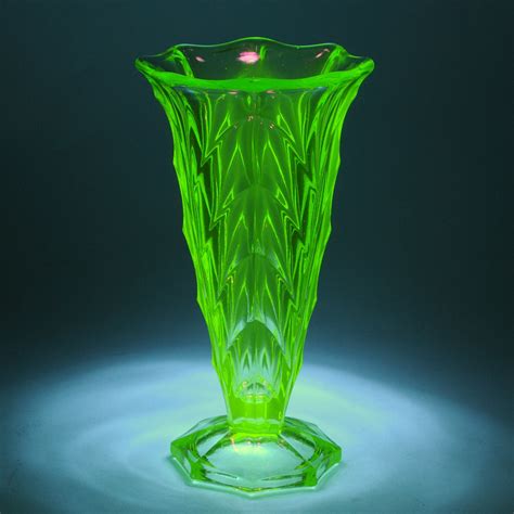 Uranium Glass Art Deco Vase 1930s Tresor Antiques And Vintage Design Glass Art Art Deco