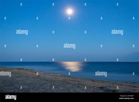 Full Moon Rise Over Ocean Hi Res Stock Photography And Images Alamy