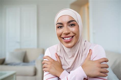 Porträt Einer Jungen Muslimischen Frau Mit Kopftuch Lächeln Happy Moment Konzept Kopfschuss