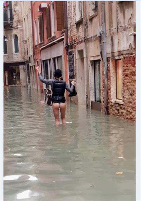 Acqua Alta A Venezia Una Donna Cammina Senza Vestiti Per La Calle