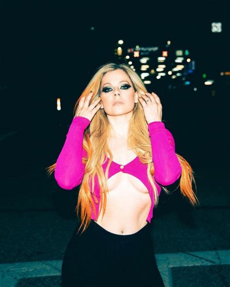 Avril Lavigne Showed Underboobs For Love Sux Promo 2022 5 Photos