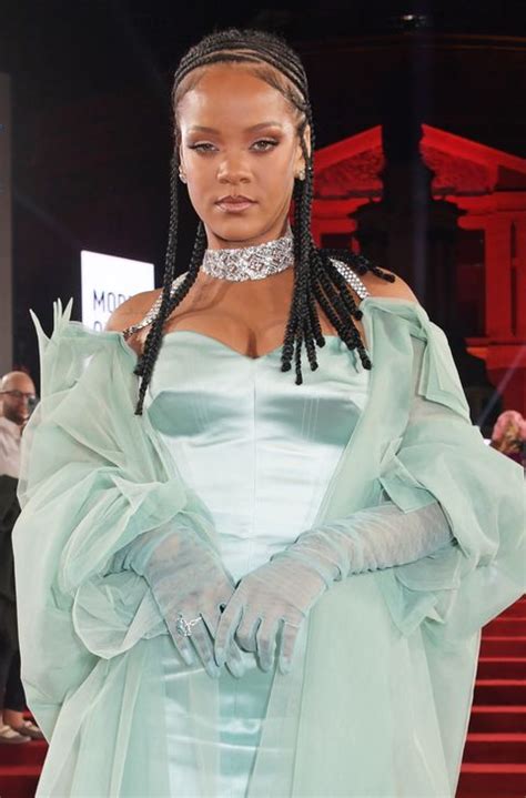 Rihanna Delivers The Perfect Response To A Fan Who Wanted To Pop Her Pimple