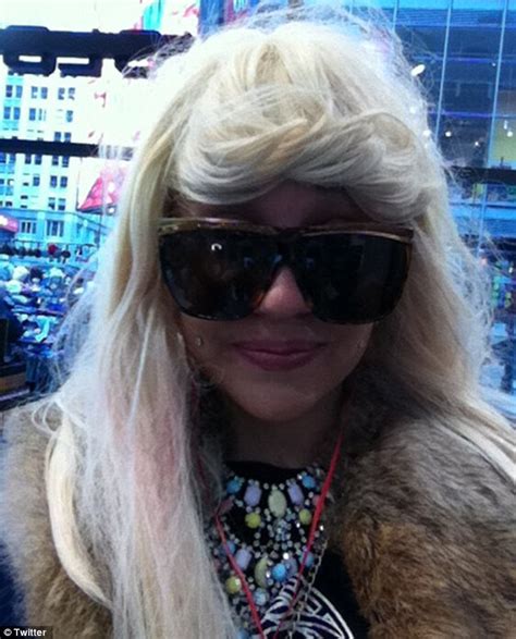 Dazed And Confused Amanda Bynes Looks Lost As She Tries To Navigate Nyc