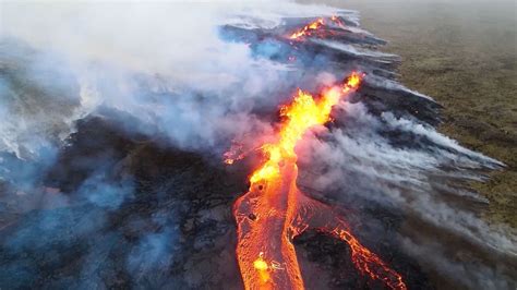Vulkanausbruch Auf Island Lava Fließt In Neue Richtung