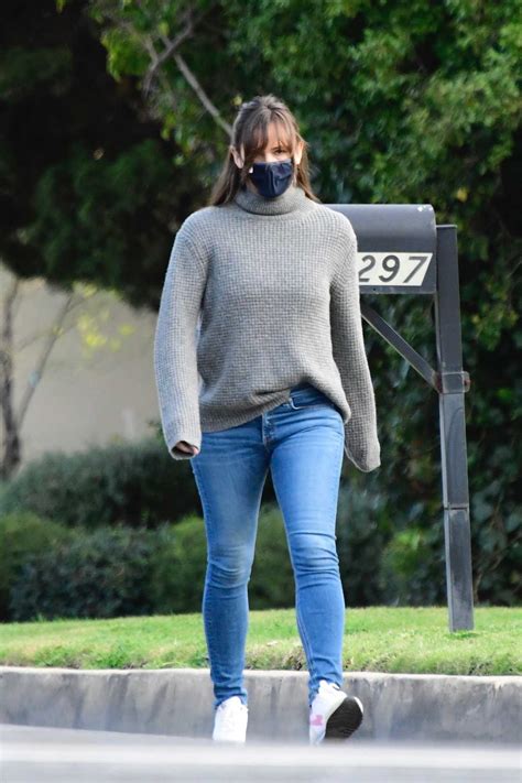 If you like you can check latest jennifer garner photos. Jennifer Garner in a Black Protective Mask Was Seen Out in ...