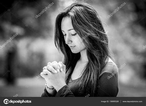 Beautiful Young Woman Hands Praying In Outdoors — Stock Photo