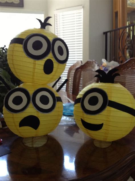 I promised that i would make this tutorial in my other minion tutorial, and it's seemed like forever since i've promised that! Fun DIY projects for decorating with minions