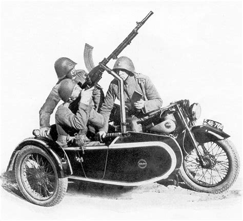 Pin På The Motorcycle At War