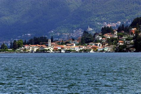 Along its banks there are some villas of rare beauty, including villa d'este and villa erba (which is now an exhibition centre), villa bernasconi and villa pizzo. Foto Cernobbio, immagini Cernobbio - Visit Italy
