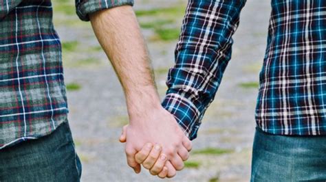 pesquisa indica que casais gays são mais felizes que heterossexuais mas que vida juntos dura
