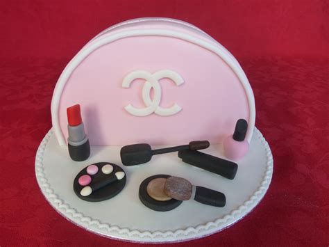 A baking and cake decorating blog. Chanel Make-up Bag Cake | Flamingo birthday cake, Bag cake, Make up cake