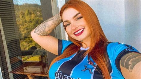 Musa do Grêmio se masturba com objeto erótico gozadinha
