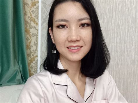 lynn roxanne small titted black haired asian female webcam
