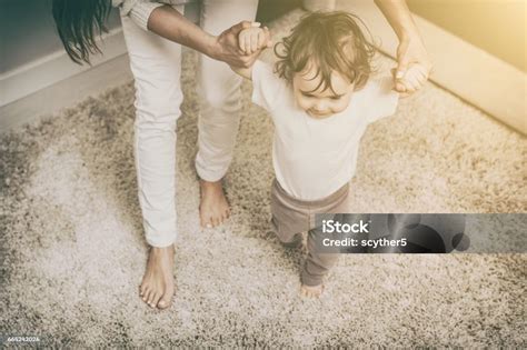Ibu Mengajari Putrinya Berjalan Anak Menikmati Langkah Pertama Foto