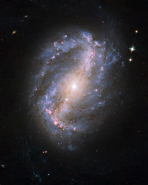 Esta galaxia espiral barrada de la constelación de cáncer parece una versión más pequeña de la vía láctea. Galaxia Espiral Barrada 2608 / Muchas galaxias espirales ...