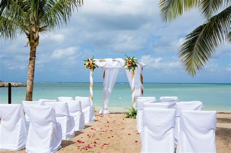 Beach Wedding In Montego Bay Jamaica Wedding By Riu Wedding Destination Jamaica Montego Bay