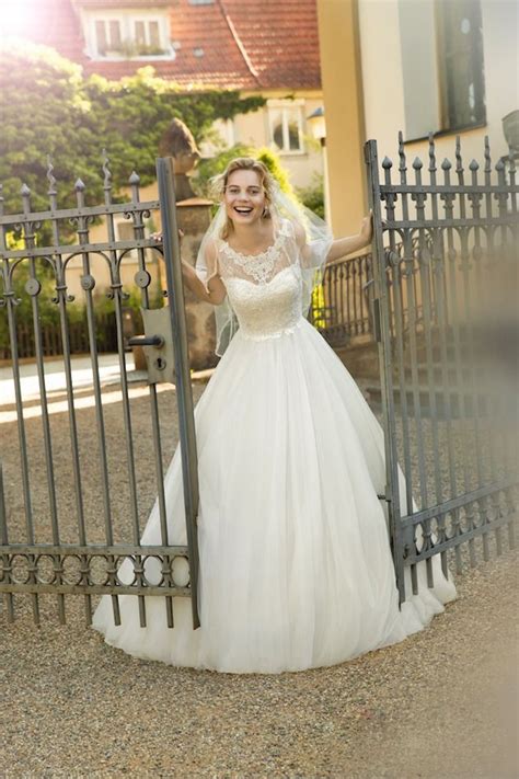 Im jahr 2014 ärmelloses kleemeier 33070 danelia wadenlang. Ein wunderschönes Brautkleid mit zarter Spitze ist diese ...