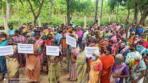 MGNREGS Workers Demand Full Wages Stage Protest The Hindu