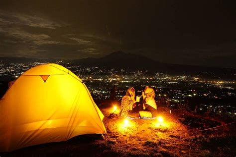 Foto prewedding di atas mobil. Bukit Alesano: Spot Camping Kece Untuk Menikmati Bogor ...