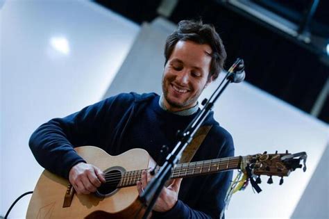 Перевод песни n'attendons pas — рейтинг: VIDÉO. Vianney en mini-concert à Ouest-France - Rennes ...