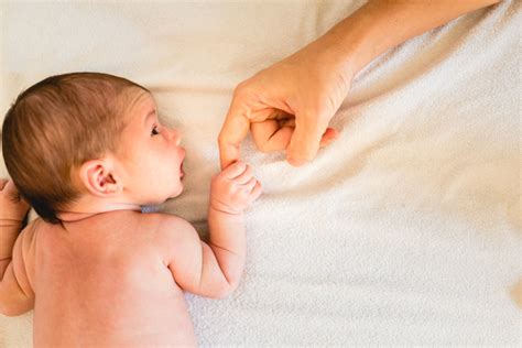Benefícios Do Contacto Pele A Pele Do Pai Com Recém Nascido O Nosso Filho