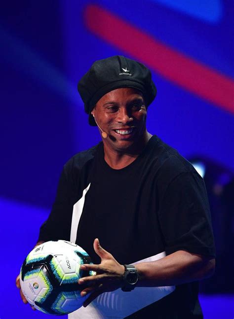 Ronaldinho presentó la pelota oficial con la que se jugará ...