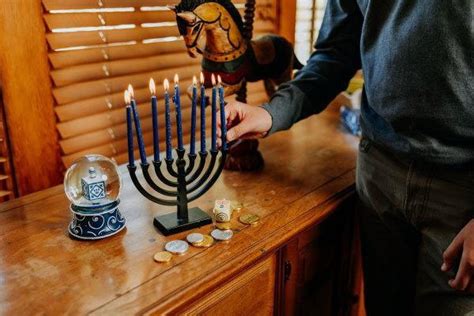 Chanukah Miracles The Essence Of The Holiday Celebrations Kupath