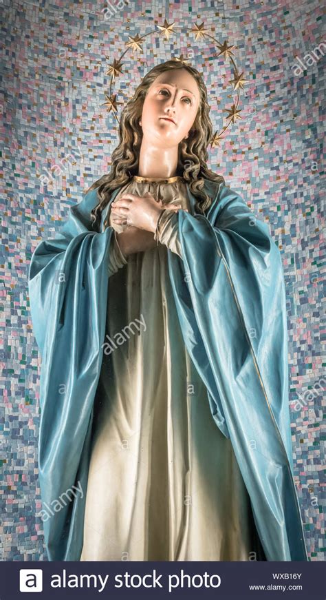 Statue Of Virgin Mary Stock Photo Alamy