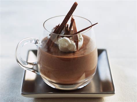 Can be piped into individual cups before chilling and garnished with cocoa, whipped cream, or chocolate curls before serving. Mousse au Chocolat Rezept | EAT SMARTER