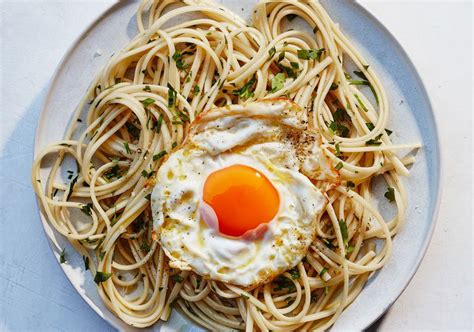 Aunque es muy tentador solicitar un servicio de catering, con los íntimos es mejor cocinar uno mismo. 5 nuevas formas de cocinar huevos para sorprender a sus ...