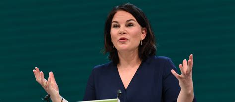 Seit januar 2018 ist sie gemeinsam mit robert habeck bundesvorsitzende ihrer partei. Annalena Baerbock wird erste Kanzlerkandidatin der Grünen ...