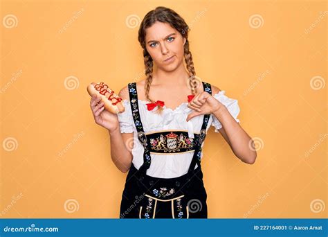 Hermosa Mujer Alemana Rubia Con Ojos Azules Usando Vestido De Oktoberfest Comiendo Perrito