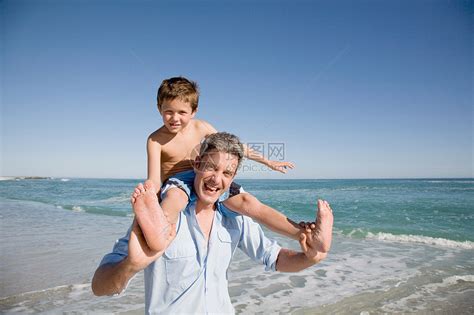 父亲肩扛在海边的男孩高清图片下载 正版图片501507542 摄图网