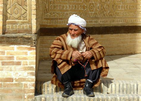 Uzbek Man In Traditional Clothes Uzbekistan Traditional Outfits Uzbekistan Uzbek