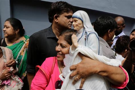 Kolkata Testifies To The Grace Of Mother Teresa Its New Saint The New York Times