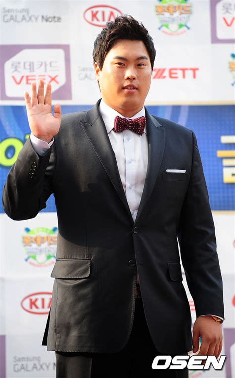 팀의 성적이 최하위로 떨어진 2020시즌에는 류현진이 현역 한화 소속 선수들을 제치고 유니폼 판매 순위 3위에 오를 정도로 변함없는 사랑을 보내주고 있다.11. 한화, 류현진 연봉 4억3000만원으로 책정 왜? - 조선닷컴 - 스포츠 ...