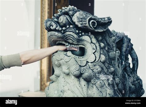 Une Jeune Femme Joue Avec Les Couilles Dans La Bouche D Une Statue De Lion Chinois Photo Stock