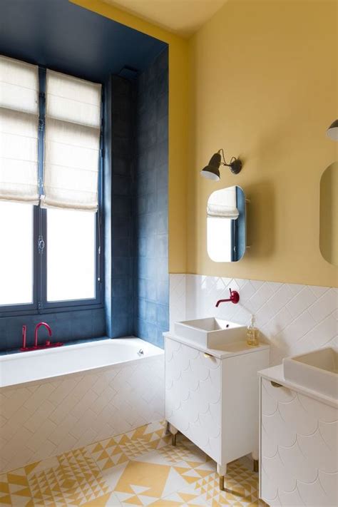 Tout en longueur, le plan en pierre se marie particulièrement bien avec le bois ! Mes inspirations rénovation et décoration pour salle de bain colorée