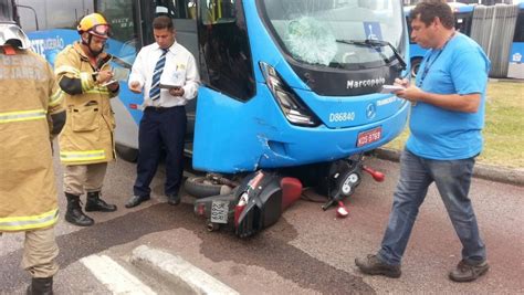 Motociclista é atropelado por ônibus do BRT, na Barra da ...