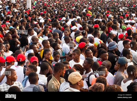 L origine ethnique africaine en attente de la foule montrent à Luanda Angola Photo Stock Alamy