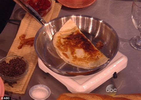 Lindsay Lohan Cooks Up Chocolate Crepe On The View Daily Mail Online
