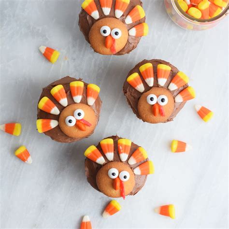 Piping tips might seem intimidating, so let's break everything down in this simple piping tips 101 course. Decorating Thanksgiving Cupcakes / 40 Easy Thanksgiving ...