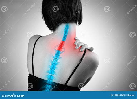 Duela En La Espina Dorsal La Mujer Con Dolor De Espalda Lesión En La